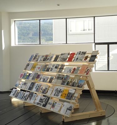 Blick in die Ausstellung im aut – Raum 1: „Regal“, 2011, 
Bücher und Zeitschriften aus dem Archiv von Martin Feiersinger, 
Bildnachweis: © Werner Feiersinger