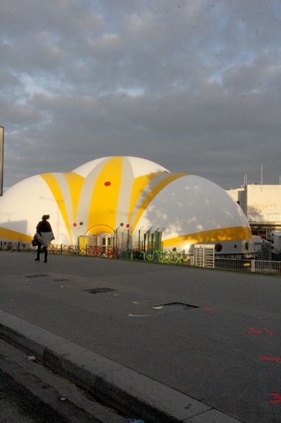Zentrale Anlaufstelle einer temporären Flüchtlingsunterkunft an der Porte de la Chapelle in Paris, 2016