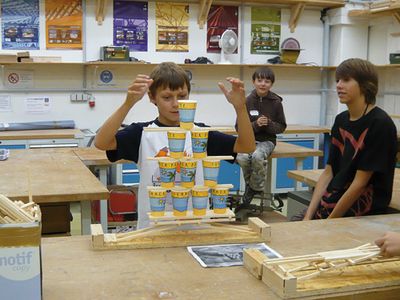 Bausatz und Aufbau – "Belastungsprobe" einer Leonardobrücke im Rahmen der Architektursommerakademie für Kinder 2009