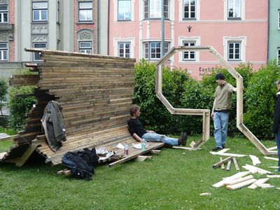 "Architektur die brennt" – Im Innsbrucker Waltherpark bauen StudentInnen neue Ansichtsexemplare.