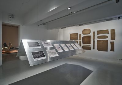 Blick in die Ausstellung "Reinhold Adolf: Schwingen und Entspannen" im aut