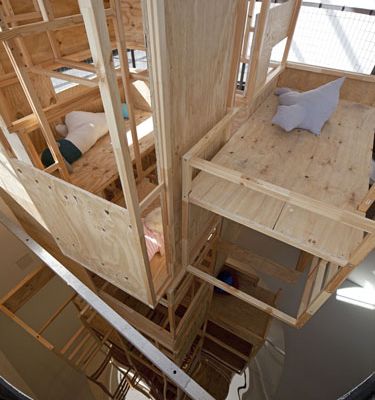 eins zu zwei – zwei zu eins – Blick in die Ausstellung im aut – "Das gestapelte Kinderzimmer" (the next ENTERprise – architects); Bildnachweis: © B&R