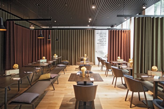 Anerkennung des Landes Tirol für Neues Bauen 2022: Pippilotta, Restaurant Lebenshilfe Tirol, Umbau, Innsbruck, 2021 – 2022 (Architektur: he und du mit Markus Danzl/Architekturbüro Hanno Schlögl)