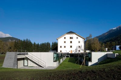 Auszeichnung des Landes Tirol für Neues Bauen 2010: Adaptierung und Erweiterung Internatsschule für Schisportlerinnen, Stams, 2003 – 2008 (Architektur: Dieter Tuscher in Zusammenarbeit mit Martin Weiskopf)