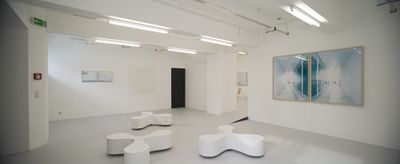 Blick in die Ausstellung mit "flower chairs" von SANAA und "Bildraum S 5" und "Bildraum S 2" von Walter Niedermayr