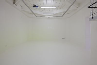 Blick in die Ausstellung "Überschattung" im aut