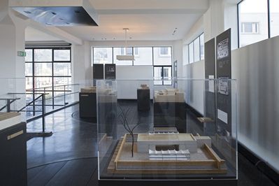 Blick in die Ausstellung "Alejandro de la Sota: Raummodelle"