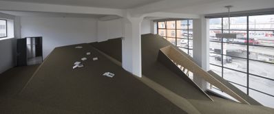 Blick in die Ausstellung „Snøhetta: Relations“ im aut mit der von Snøhetta realisierten ­„Sozialen Landschaft“