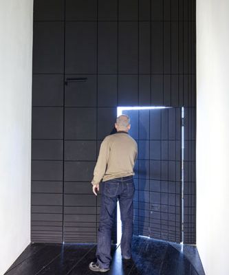 eins zu zwei – zwei zu eins – Blick in die Ausstellung im aut – Türe (EOOS) – Eingang unter Verwendung von Le Corbusiers Modulor; Bildnachweis: © B&R