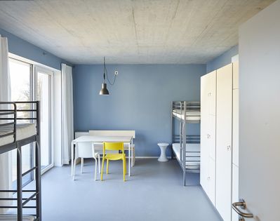 Lobende Erwähnung des Landes Tirol für Neues Bauen 2016: HERberge für Menschen auf der Flucht, Innsbruck, 2014 – 2015 (Architektur: STUDiO LOiS)