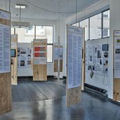Blick in die Ausstellung im aut – Schilderwald "geld macht raum"