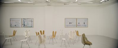 Blick in die Ausstellung mit "rabbit chairs" von SANAA und "Rohbauten 46" und "Bildraum S 1" von Walter Niedermayr