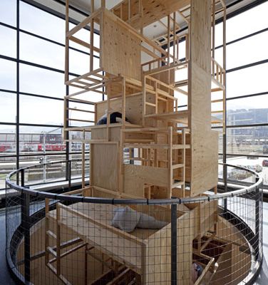 eins zu zwei – zwei zu eins – Blick in die Ausstellung im aut – "Das gestapelte Kinderzimmer" (the next ENTERprise – architects); Bildnachweis: © B&R