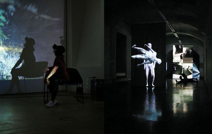 Blick in die Ausstellung im aut mit Installation "Head in a Cloud" von 2MVD