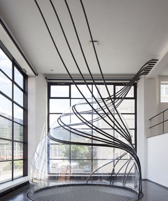 Blick in die Ausstellung "Splined Spheres" im aut
