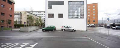Michl Schmidt + Peter Wendl: Verteidigung des Normalzustands – Haussegen an der Fensterfront des Adambräu: "Herr, behuete uns dies Haus fuer Feuersnoth, fuer Pest und den boesen schnellen Todt."