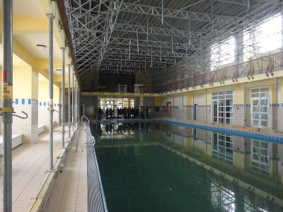 Letzte Station der „Hop on - Hop off“-Tour mit Daniel Fügenschuh: ein in den 1920er Jahren errichtetes Hallenbad, das derzeit saniert wird