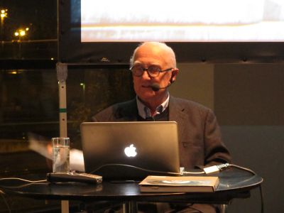 Vortrag von Friedrich Achleitner – Vortrag des renommierten Architekturhistorikers und Schriftstellers Friedrich Achleitner – vor über 20 Jahren erster Vortragender im Architekturforum Tirol – über die Denkmäler von Bogdan Bogdanovic.