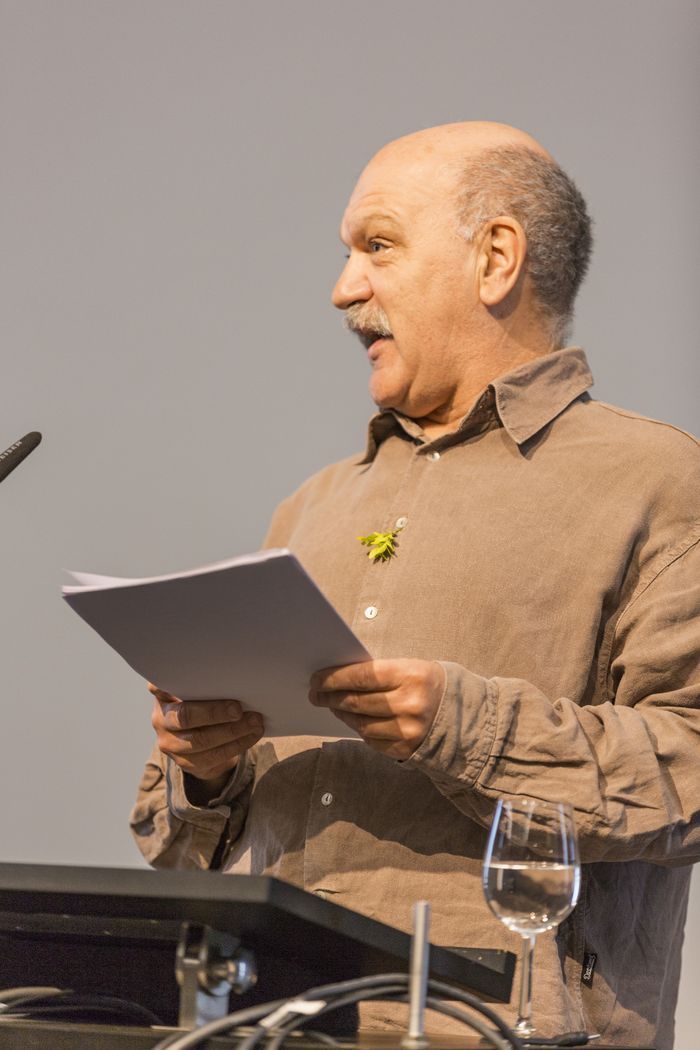 Köbi Gantenbein ist Chefredaktor von Hochparterre, dem Verlag für Architektur, Planung und Design. Er lebt und arbeitet in Fläsch im Bündner Rheintal und in Zürich. Er hat viele Freundinnen und Freunde in Vorarlberg und läuft einmal jährlich von zu Hause über den Rätikon in den Nenzinger Himmel.