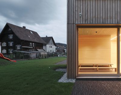 Matthias Hein, Kinderhaus, Kennelbach, 2017–2019 Der markante Holzbau des Kinderhauses in ländlicher Umgebung
