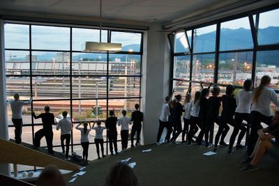Theaterperformance "Fatzer ± Hyperion" in der "sozialen Landschaft" von Snøhetta