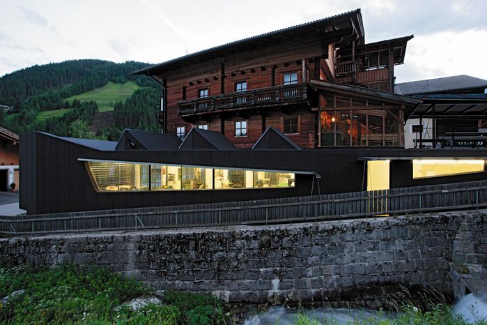 Auszeichnung des Landes Tirol für Neues Bauen 2008: Zu- und Ausbau Schmiede Steidl, Innervillgraten, 2007–2008 (Architektur: Peter Jungmann und Markus Tschapeller)