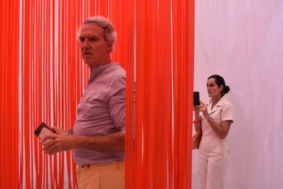 José Selgas und Lucía Cano beim Besuch ihrer raumgreifenden Installation im aut