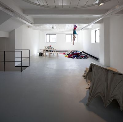 eins zu zwei – zwei zu eins – Blick in die Ausstellung im aut – Modellschneiderwerkstatt – Kleiderlandschaft: the next ENTERprise – architects, Möbel: EOOS; Bildnachweis: © B&R