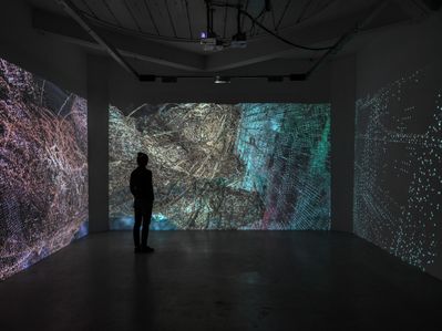 Blick in die Ausstellung im aut mit Installation "Head in a Cloud" von 2MVD