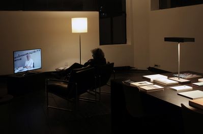 Lars Müller in der Ausstellung "Lars Müller: Bücher bauen" im aut