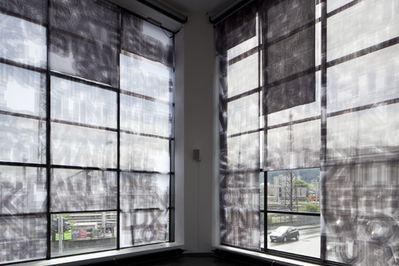 Blick in die Ausstellung "Überschattung" im aut