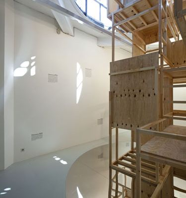 eins zu zwei – zwei zu eins – Blick in die Ausstellung im aut – "Das gestapelte Kinderzimmer" (the next ENTERprise – architects) und Zwergen- und Riesengeschichten (EOOS); Bildnachweis: © B&R