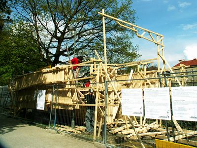 Aus einfachen Holzlatten ensteht eine Architekturskulptur.