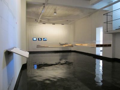 Knöcheltiefes Wasser während der Ausstellung über Brückenbauwerke von Dietmar Feichtinger, 2013, Bildnachweis: aut