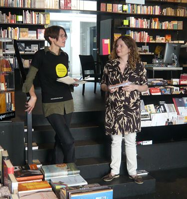 Eröffnung "Räume der Offshore-Welt" in der Bücher Wiederin – Ausstellungseröffnung und Buchpräsentation mit Celia Di Pauli (Stadtblind) und Silke Ötsch (Attac)