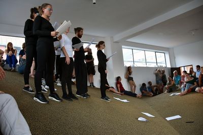 Theaterperformance "Fatzer ± Hyperion" in der "sozialen Landschaft" von Snøhetta
