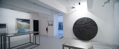 Blick in die Ausstellung "Bas Princen, Milica Topalovic: Invisible Frontier"