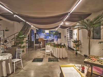 Blick in die Ausstellung "Potenziale 3" mit dem Beitrag "Welcome to Cocoanut Grove" des Discourse Lab