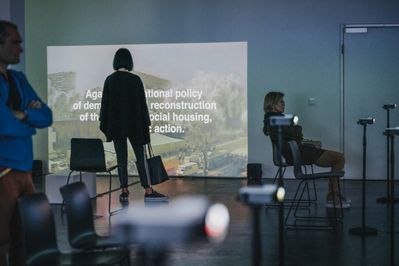 Besucher|innen in der Ausstellung