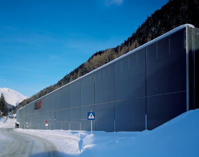 Anerkennung des Landes Tirol für Neues Bauen 2002: Bahnhof St. Anton am Arlberg, 1998-2001 (Architektur: Gerhard Manzl, Johann Ritsch, Manfred Sandner)