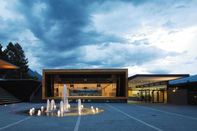 Anerkennung des Landes Tirol für Neues Bauen 2008: Veranstaltungszentrum FoRum, Rum, 2003–06 (Architektur: Richard Freisinger, Hans Peter Gruber)
