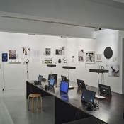Blick in die Ausstellung "Die Körper und der Raum. 114 Beiträge zu einer sinnlichen Erkenntnis" im aut – © Günter Richard Wett