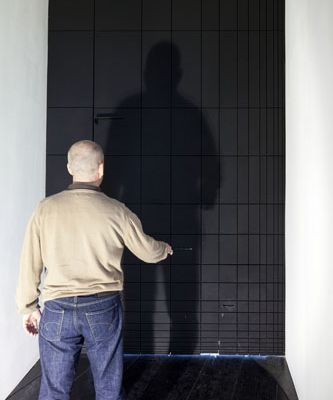 eins zu zwei – zwei zu eins – Blick in die Ausstellung im aut – Türe (EOOS) – Eingang unter Verwendung von Le Corbusiers Modulor; Bildnachweis: © B&R