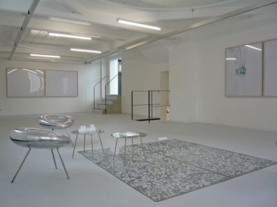 Blick in die Ausstellung – Raum 2 mit "drop chairs", Tisch "picapica" und Teppich "metal carpet" von SANAA