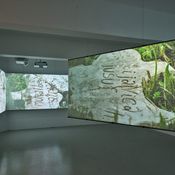 Blick in die Ausstellung "Steine zwischen den Fronten" im aut