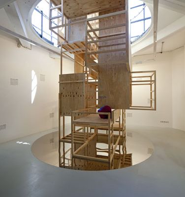 eins zu zwei – zwei zu eins – Blick in die Ausstellung im aut – "Das gestapelte Kinderzimmer" (the next ENTERprise – architects); Bildnachweis: © B&R