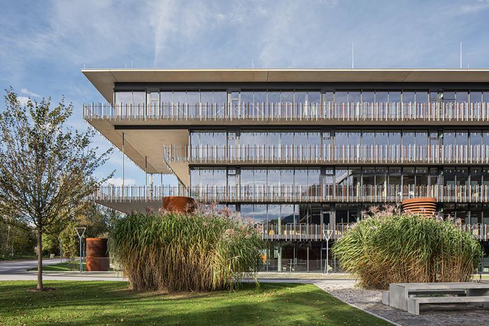 Bürogebäude Bora, Niederndorf (Architektur: LORENZATELIERS) mit Jansen VISS Fire, VISS Fassade, Janisol 2 EI30 und C4 EI60 sowie Schüco ADS 75 HD.HI, AWS 75.SI+, AOC 50 ST