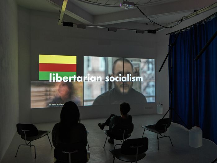 Blick in die Ausstellung „Legislating Architecture“ mit Hauptfilm „Architecting after Politics“