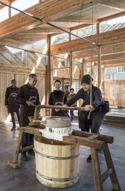 Xu Tiantian/DNA_Design and Architecture: Tofu Factory, Caizhai Village, Songyang, China, 2018 Architektin Xu Tiantian hat für den Bezirk Songyang in China eine Reihe von zusammenhän-genden Interventionen zur Stärkung des ländlichen Raums entworfen; so die Tofu Fabrik in Ca-izhai, die gleichzeitig Produktionsstätte, öffentlicher Raum und touristischer Anziehungspunkt ist.