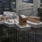 Blick in die Ausstellung "Rebuild: Figures of Space" im aut